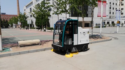 停車場是用洗地機還是用駕駛式掃地機,博樂清潔教您。