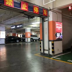 懷特商業廣場停車場